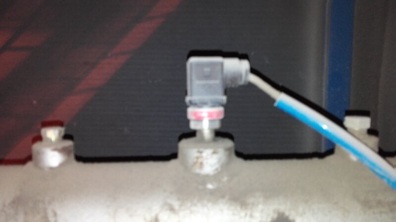 Rotary screw compressor low pressure troubleshooting