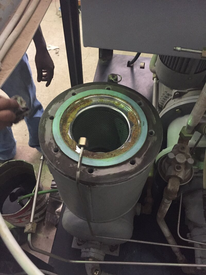 Rotary screw compressor oil in compressed air troubleshooting