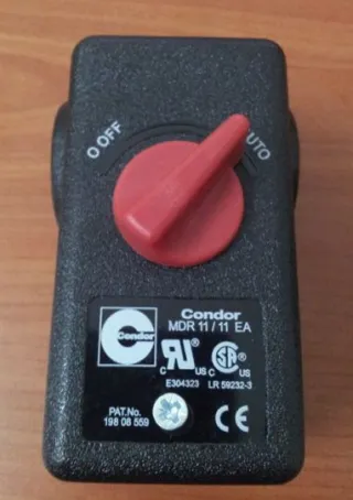 Air compressor pressure switch with OFF / AUTO selection